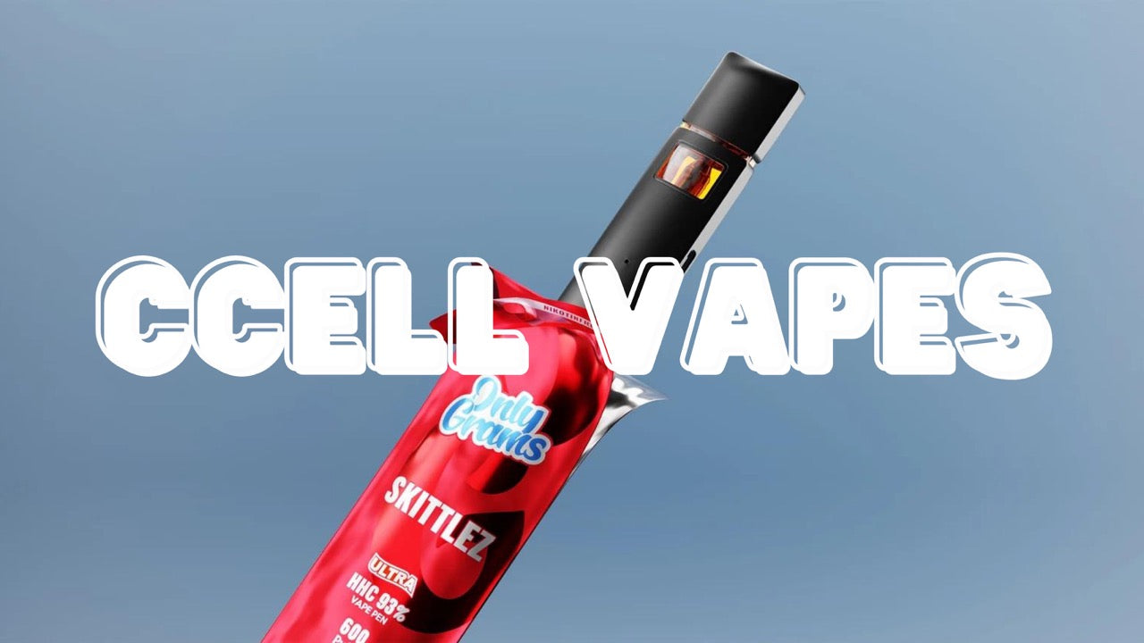 Es ist eine schwarze Vape von CCell abgebildet, die halb aus der roten OnlyGrams-HHC-Verpackung gezogen ist. Bildüberschrift ist weiß und schreibt: CCell-Vapes